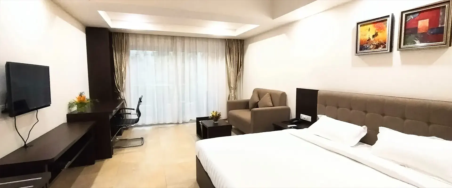 Fully furnished studio with private balcony and study space